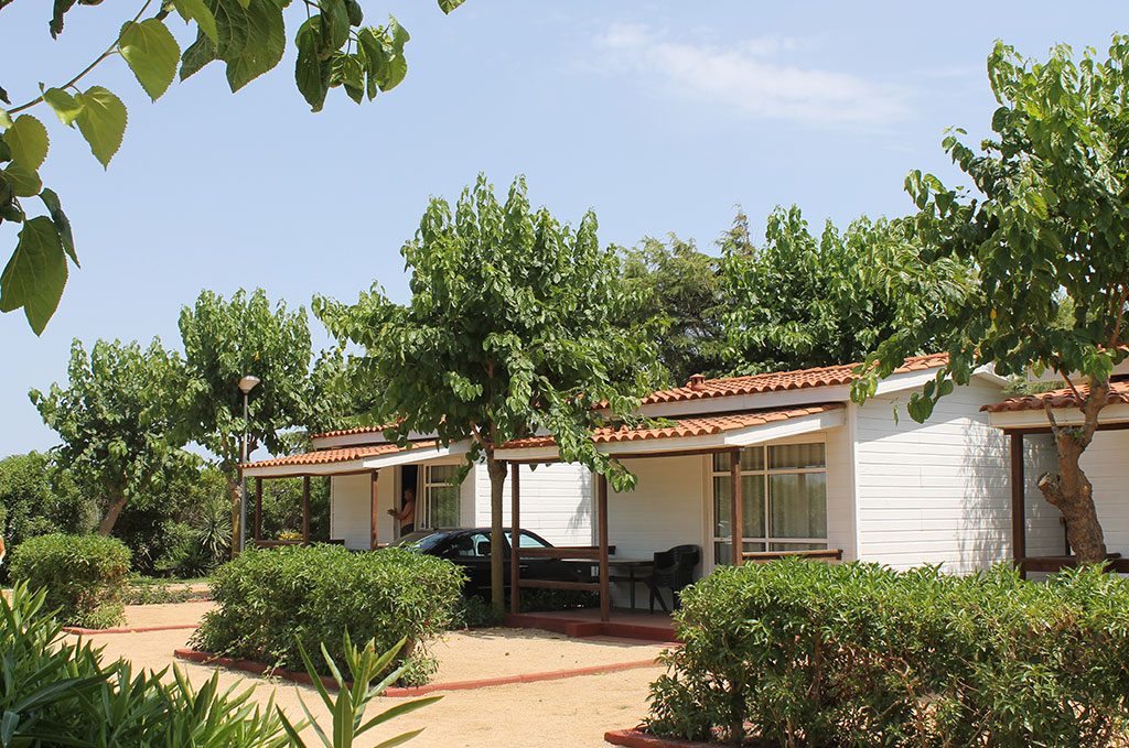 Exemple de bungalows du camping Els Pins près de Barcelone avec piscine extérieure