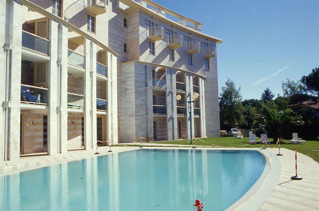 Piscine de la résidence de vacances Onda Marina à Marina Di Pietrasanta