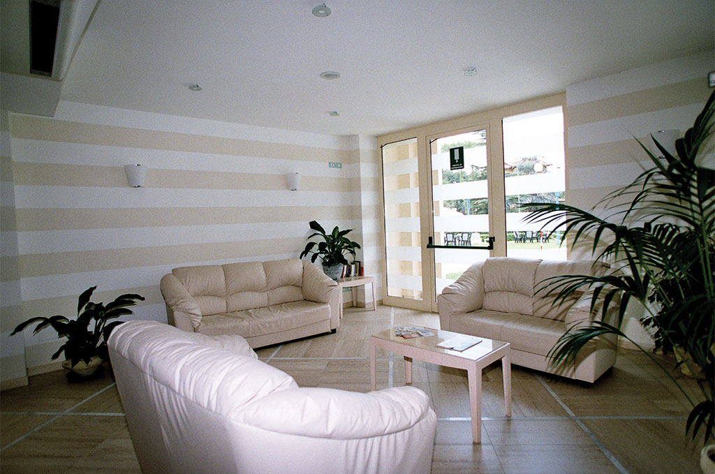 Exemple de chambre de la résidence de vacances Onda Marina à Marina Di Pietrasanta Exemple de chambre de la résidence de vacances Onda Marina à Marina Di Pietrasanta