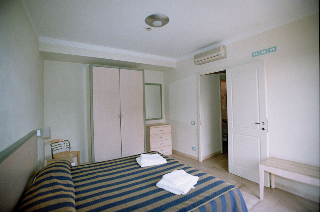 Exemple de chambre de la résidence de vacances Onda Marina à Marina Di Pietrasanta Exemple de chambre de la résidence de vacances Onda Marina à Marina Di Pietrasanta