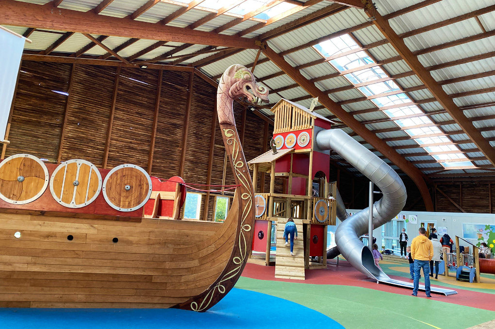 Aire de jeux intérieure pour enfants à la résidence de vacances Goélia La Pommeraie à Branville 