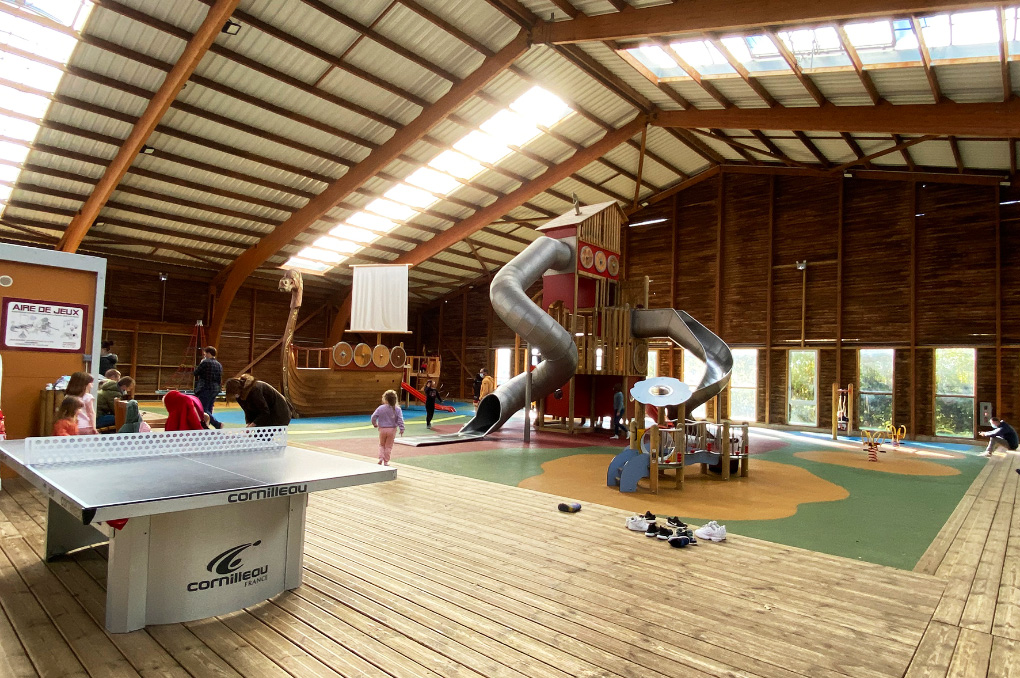 Indoor play area for children at the Goélia La Pommeraie holiday residence in Branville Indoor play area for children at the Goélia La Pommeraie holiday residence in Branville