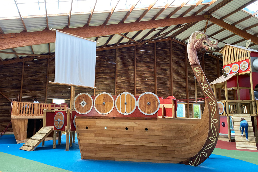 Aire de jeux intérieure pour enfants à la résidence de tourisme Goélia La Pommeraie à Branville 