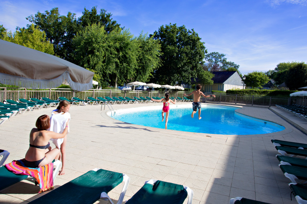 Piscine extérieure chauffée de la résidence de vacances Goélia La Pommeraie à Branville © Frédéric Berthet
