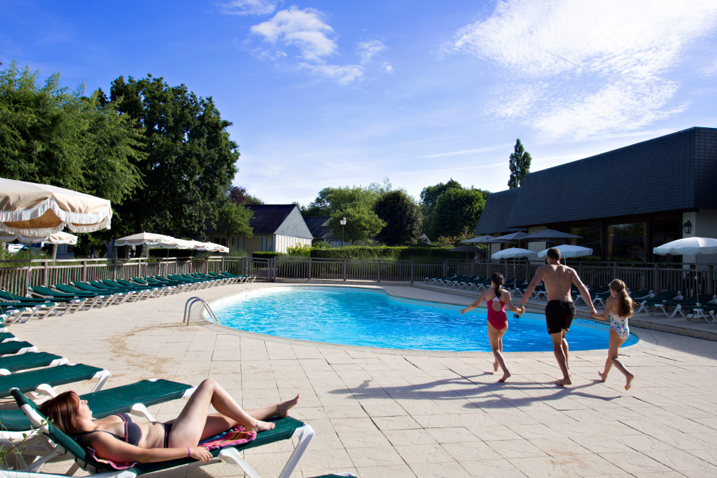 Piscine extérieure chauffée de la résidence de vacances Goélia La Pommeraie à Branville © Frédéric Berthet