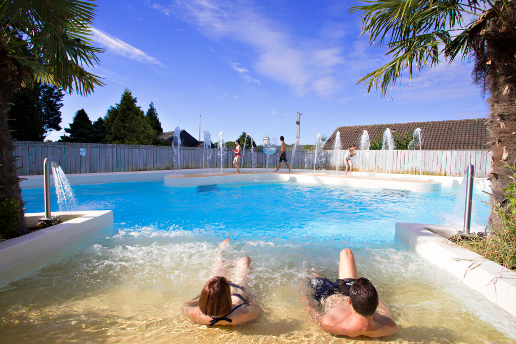Piscine extérieure chauffée de la résidence de vacances Goélia La Pommeraie à Branville © Frédéric Berthet