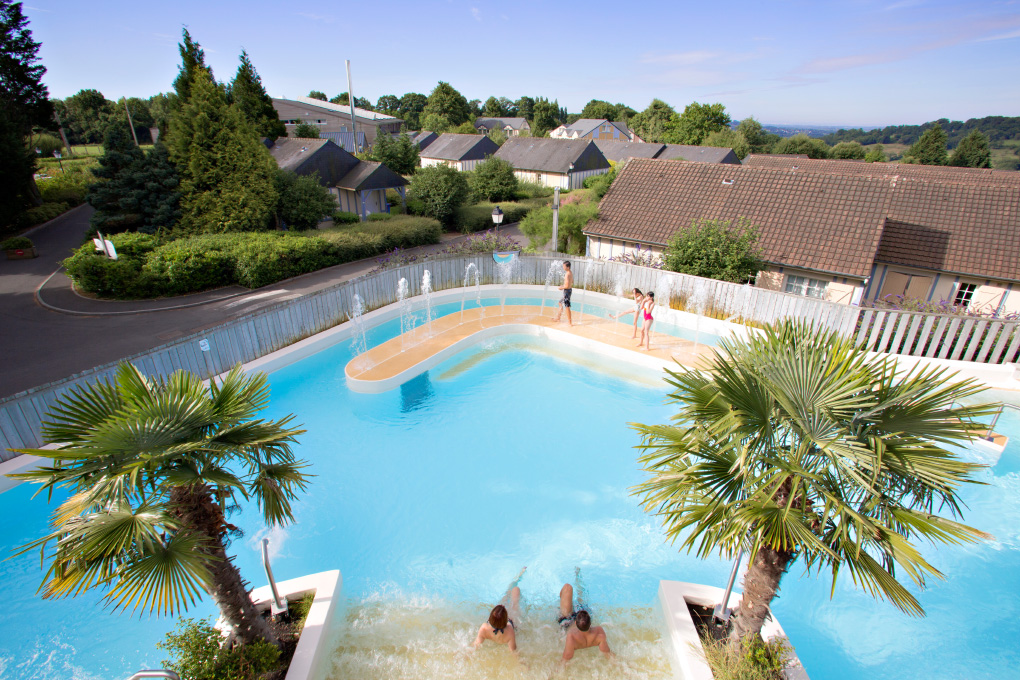 Piscine extérieure chauffée de la résidence de vacances Goélia La Pommeraie à Branville © Frédéric Berthet
