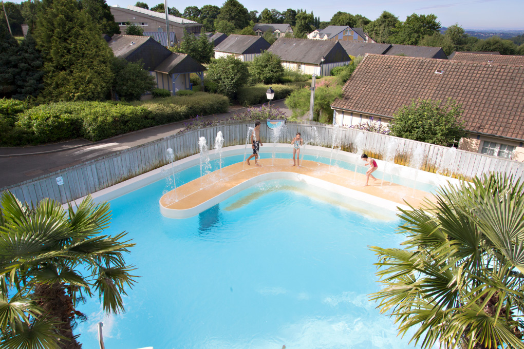 Piscine extérieure chauffée de la résidence de tourisme Goélia La Pommeraie à Branville © Frédéric Berthet