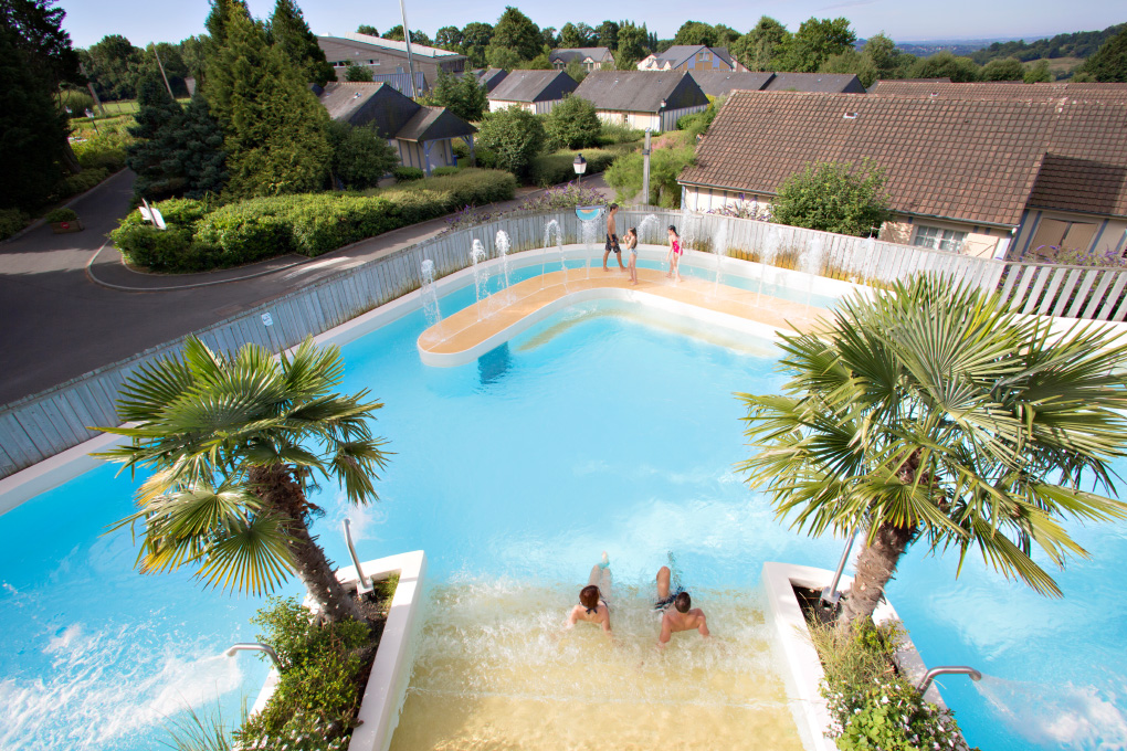 Piscine extérieure chauffée de la résidence de vacances Goélia La Pommeraie à Branville © Frédéric Berthet