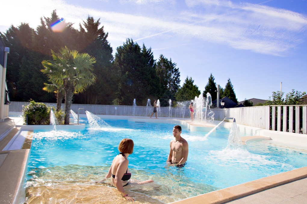 Piscine extérieure chauffée de la résidence de vacances Goélia La Pommeraie à Branville © Frédéric Berthet