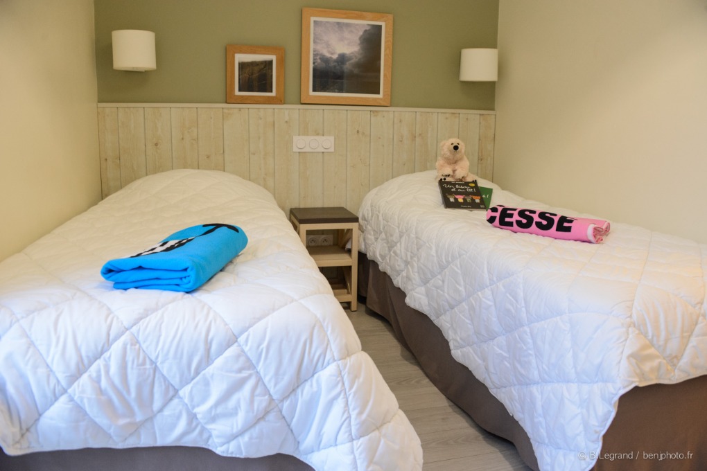 Exemple de chambre avec deux lits simples ﻿﻿d'une résidence de vacances Goélia La Pommeraie à Branville en Normandie