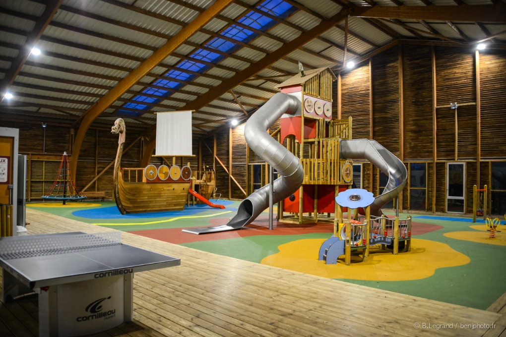 Exemple d'aire de jeu pour enfants dans la résidence Goélia La Pommeraie à Branville en Normandie