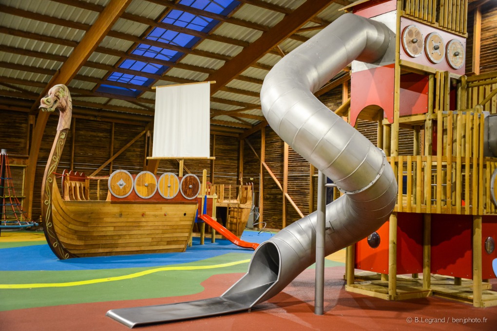 Exemple d'aire de jeu pour enfants dans la résidence Goélia La Pommeraie à Branville en Normandie