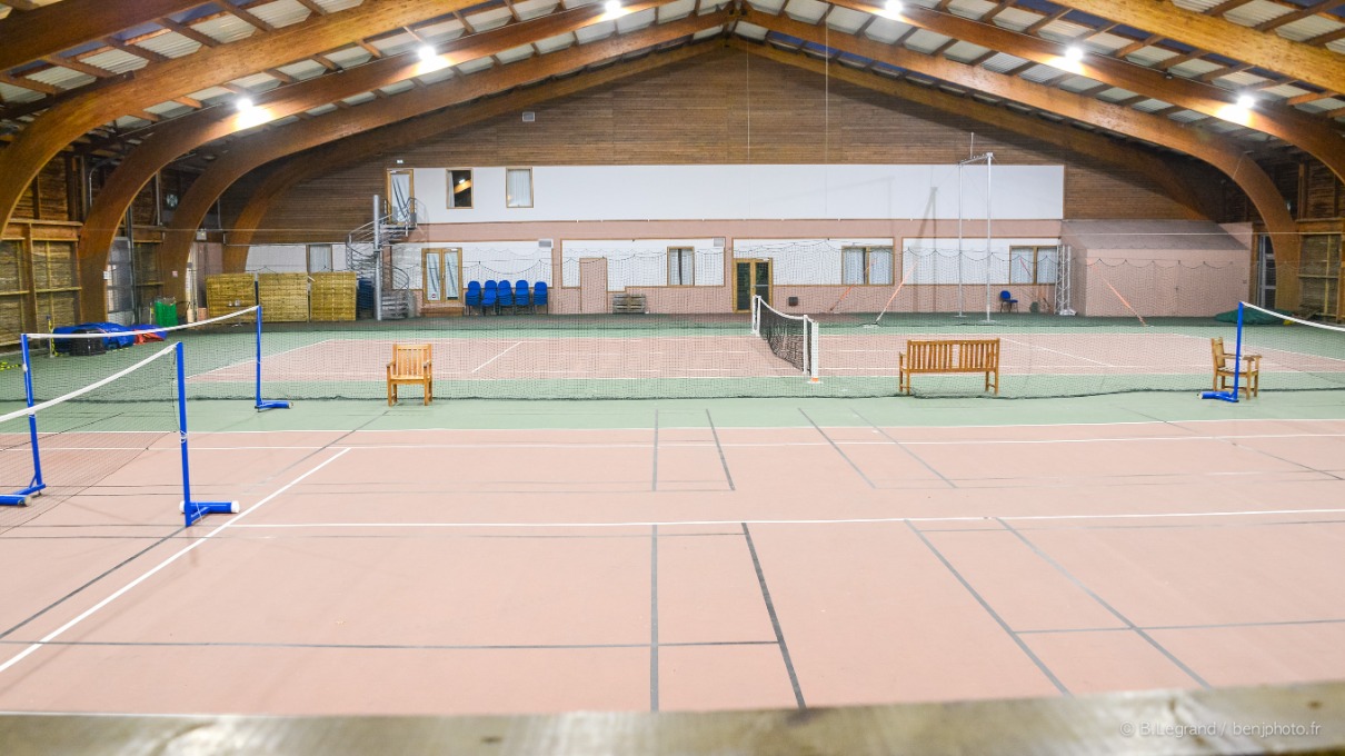 Exemple d'un terrain de tennis intérieur dans la résidence Goélia La Pommeraie à Branville en Normandie