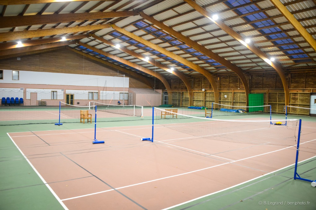 Exemple d'un terrain de tennis intérieur dans la résidence Goélia La Pommeraie à Branville en Normandie