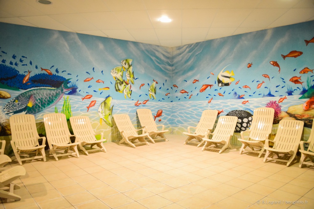 Solarium de l'espace aquatique de la résidence Goélia La Pommeraie à Branville en Normandie