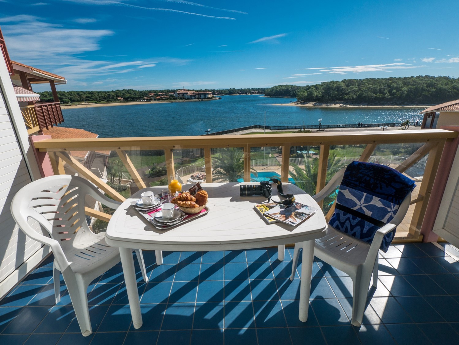 Vue de la résidence Le Boucanier avec piscine  Vue de la résidence Le Boucanier avec piscine