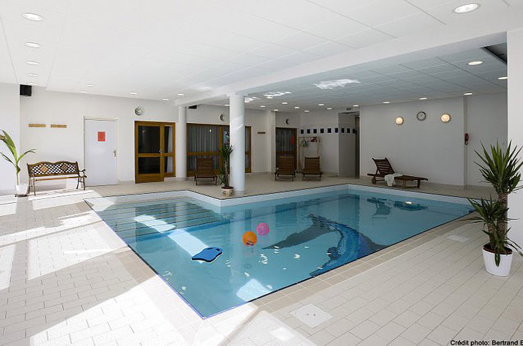 Piscine de la résidence de vacances Les Gentianes à Puy St Vincent Piscine de la résidence de vacances Les Gentianes à Puy St Vincent