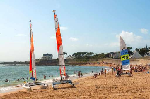 Water sports on the beach of Batz-sur-Mer Water sports on the beach of Batz-sur-Mer
