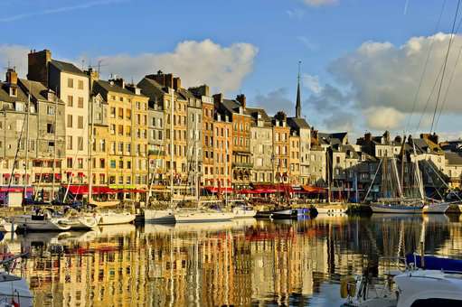 De nombreux restaurants sur le port d'Honfleur en Normandie De nombreux restaurants sur le port d'Honfleur en Normandie
