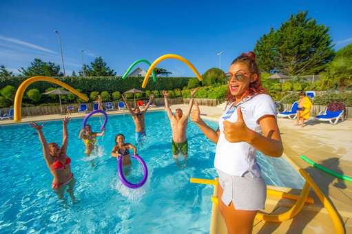Piscine extérieure chauffée du Village Club de vacances Goélia Les Voiles Blanches à Batz-sur-Mer