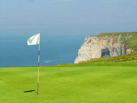 Golf en haut des falaises d'Etretat Golf en haut des falaises d'Etretat