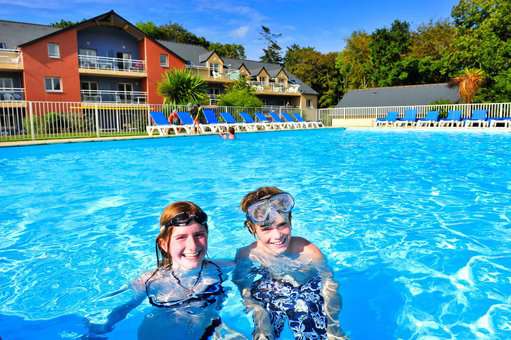 Outdoor heated swimming pool of the Goélia Résidence du Golf residence in Carantec