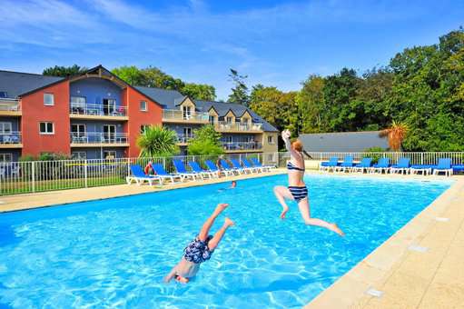 Piscine extérieure chauffée de la résidence de vacances Goélia Résidence du Golf à Carantec
