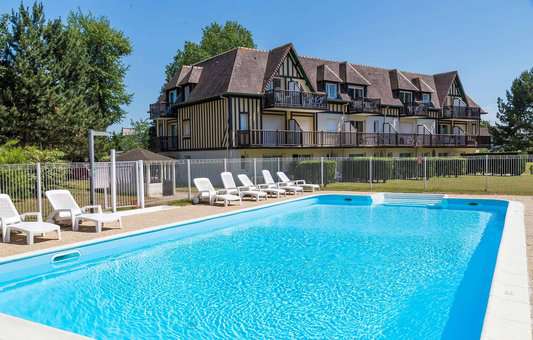 Heated outdoor swimming pool at the holiday residence Goélia Green Panorama in Cabourg