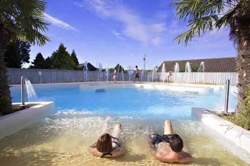 Heated outdoor swimming pool at the Goélia La Pommeraie holiday residence in Branville © Frédéric Berthet