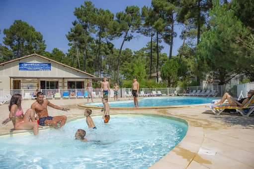 The children's pool and the swimming pool of the Goélia Les Demeures du Lac holiday complex in Casteljaloux.