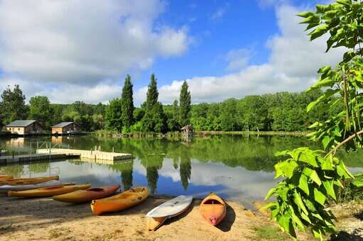 Le lac, au coeur de la résidence de vacances Goélia Les Cottages du Lac à Saint Amand de Coly