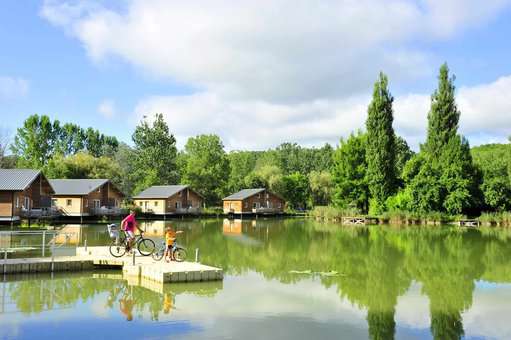 The lake, in the heart of the Goélia Les Cottages du Lac complex in Saint Amand de Coly