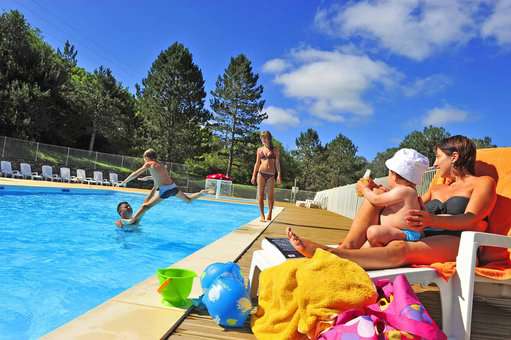 The outdoor heated swimming pool - Les Cottages du Lac Goélia holiday complex in Saint Amand de Coly.