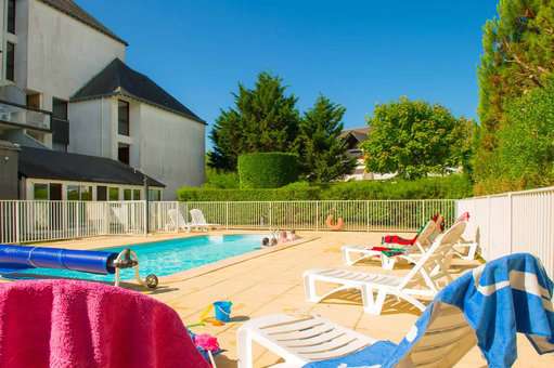 Outdoor heated swimming pool with sun loungers at the Goélia Bleue Océane holiday home in Carnac