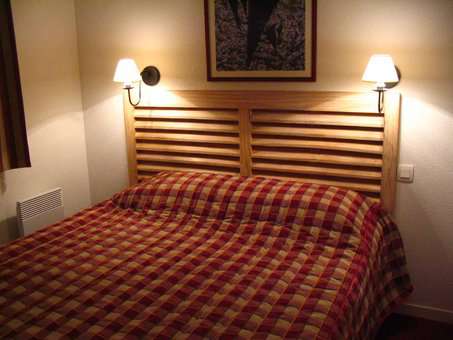 Chambre avec lit double d'un appartement de la résidence de vacances Goélia Le Domaine des Glénan à Fouesnant