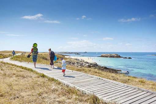 Seaside stroll on the Glénan Archipelago in Fouesnant © CRTB Alexandre Lamoureux
