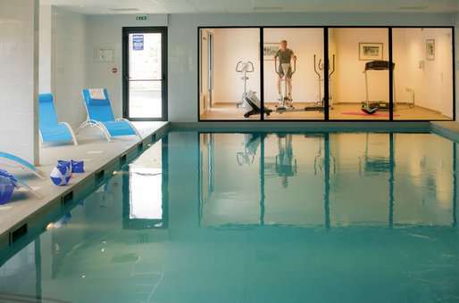 Heated indoor swimming pool of the holiday residence Goélia Les 7 Îles in Perros-Guirec