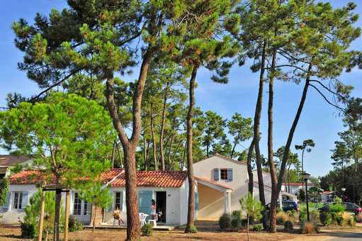 Exterior of the holiday residence Goélia Le Domaine des Oyats in the pine forest in Longeville-sur-Mer