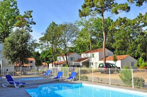 Outdoor heated swimming pool of the Goélia Le Domaine des Oyats holiday residence in Longeville-sur-Mer