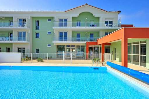 Outdoor heated swimming pool of the Goélia La Grande Plage holiday home in St-Gilles-Croix-de-Vie