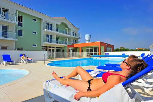 Outdoor heated swimming pool of the Goélia La Grande Plage holiday home in St-Gilles-Croix-de-Vie