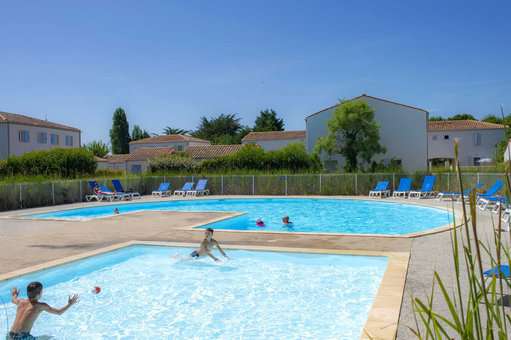 Outdoor heated swimming pool of the Goélia La Palmeraie holiday residence in St-Georges-d'Oléron
