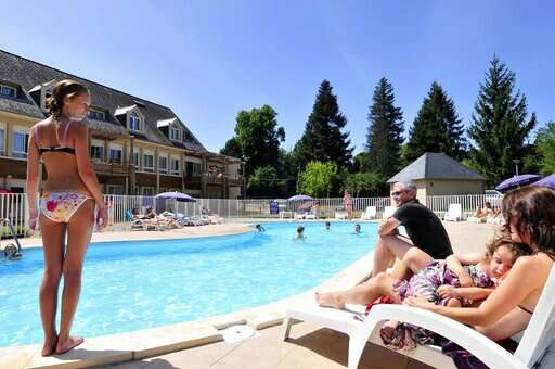 Piscine extérieure chauffée de la résidence de vacancances Les Gorges de la Truyère à Entraygues sur Truyère