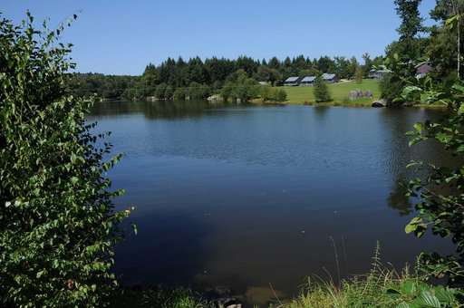 L'étang des nouailles, à proximité de la résidence de vacances Goélia © OT Nontron