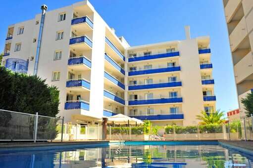 Piscine extérieure de la résidence de vacances Sun City à Montpellier, en Occitanie