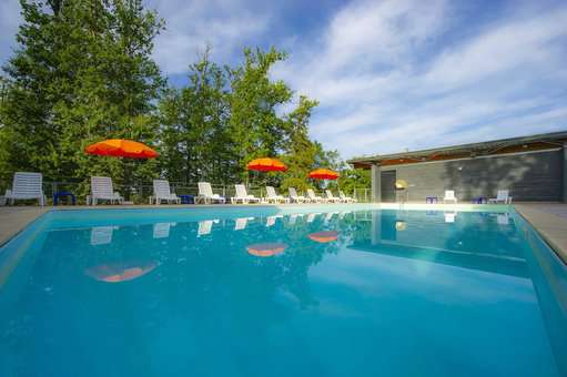 Heated swimming pool of the holiday residence Goélia Domaine des Nouailles in Nontron
