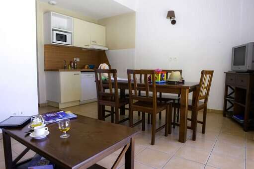 Salon et kitchenette d'un appartement de la résidence de vacances Goélia Cap Bleu à Carro 