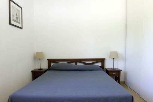 Room with double bed of an apartment of the holiday residence Goélia Cap Bleu in Carro