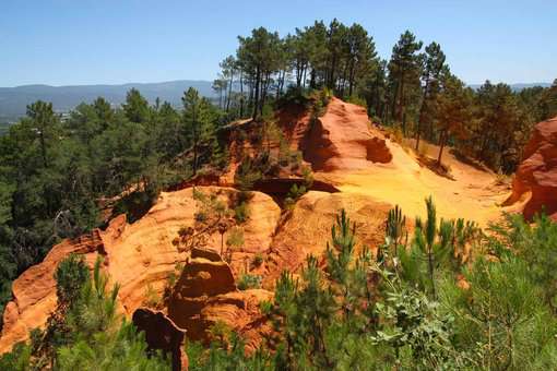 Le Sentier des Ocres à Roussillon dans le Luberon, à proximité de Gordes Le Sentier des Ocres à Roussillon dans le Luberon, à proximité de Gordes
